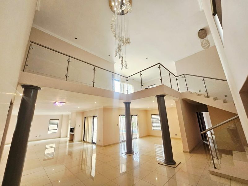 A Beautiful and Modern 6 bedroom 3.5 bathroom House for sale in Monavoni - Photo 8