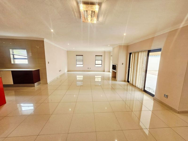 A Beautiful and Modern 6 bedroom 3.5 bathroom House for sale in Monavoni - Photo 6