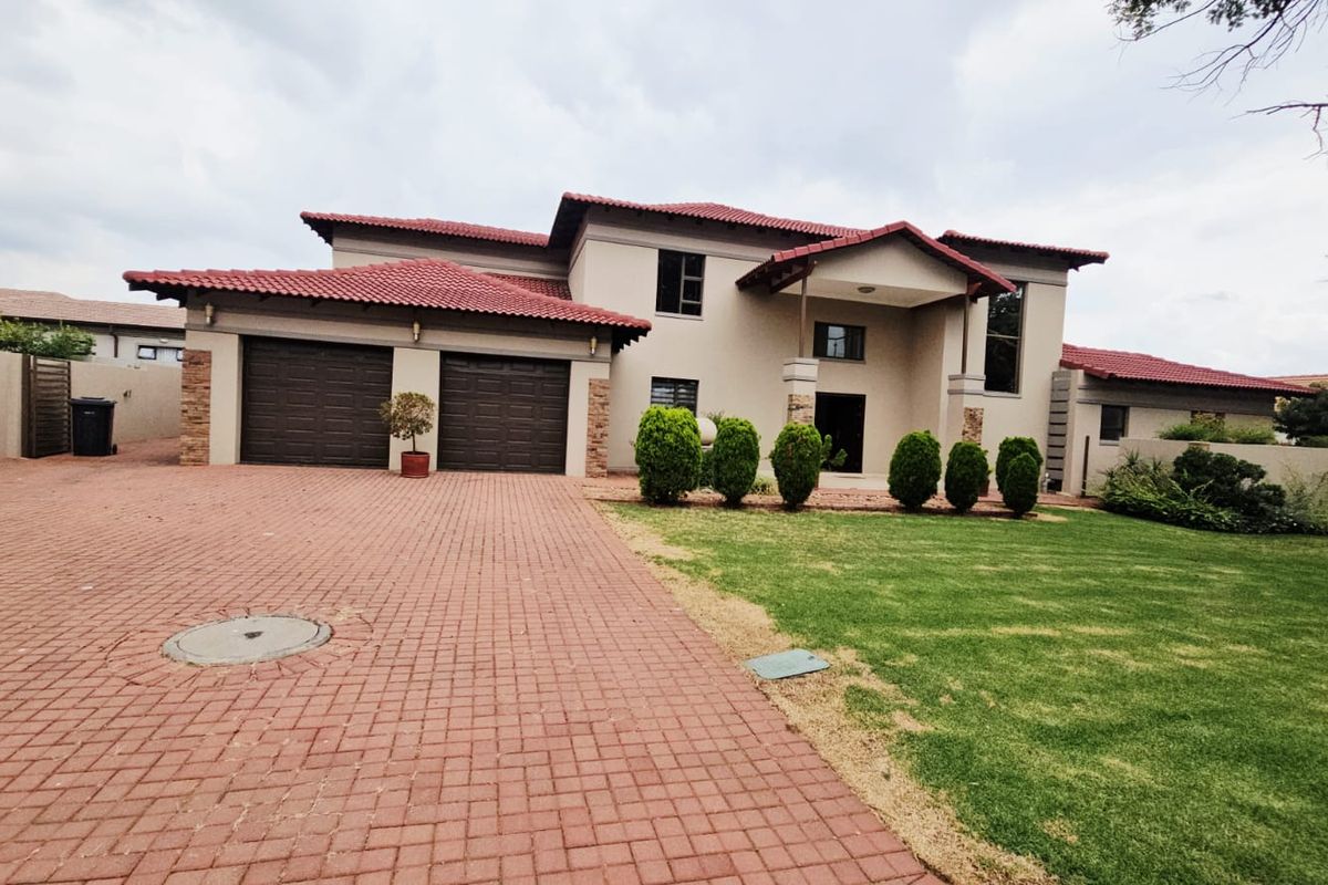 A Beautiful and Modern 6 bedroom 3.5 bathroom House for sale in Monavoni - Photo 2