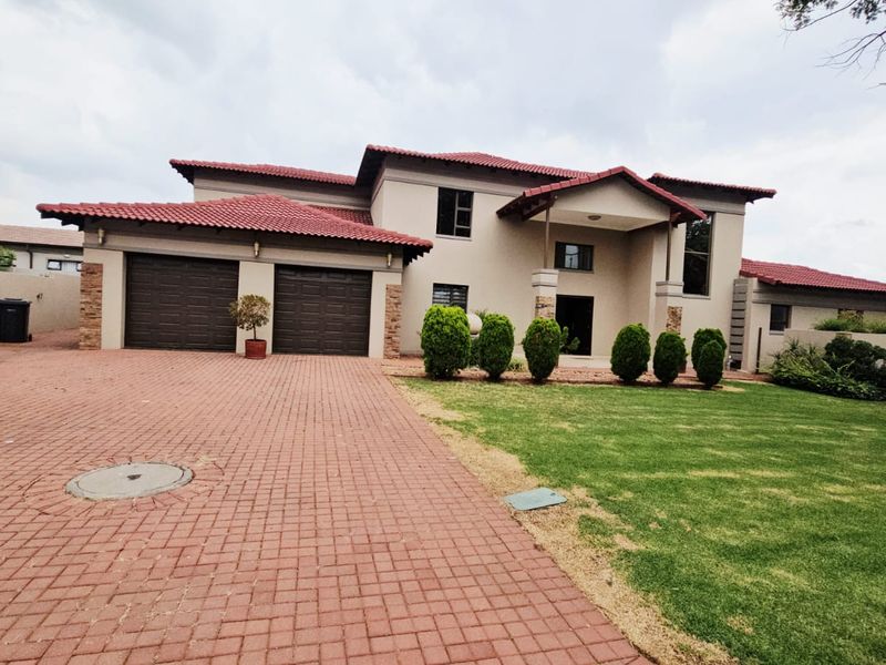 A Beautiful and Modern 6 bedroom 3.5 bathroom House for sale in Monavoni - Photo 2