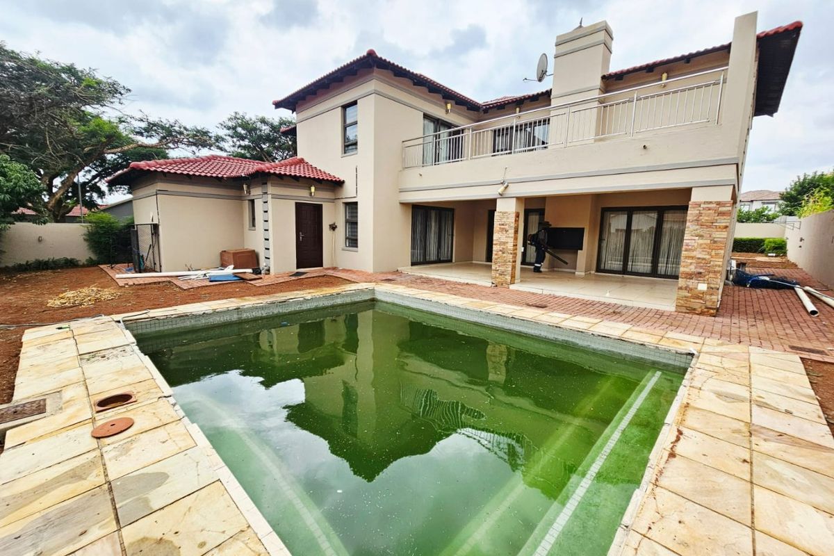 A Beautiful and Modern 6 bedroom 3.5 bathroom House for sale in Monavoni - Photo 4