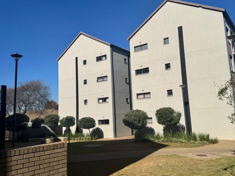 Modern 2 Bedroom apartment! - Photo 2