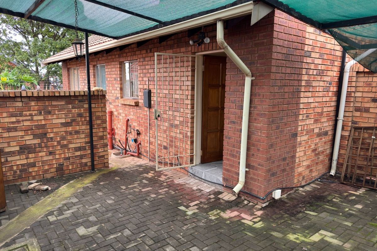 Charming 3 Bedroom Townhouse for sale - Load shedding Free Zone  - Photo 4