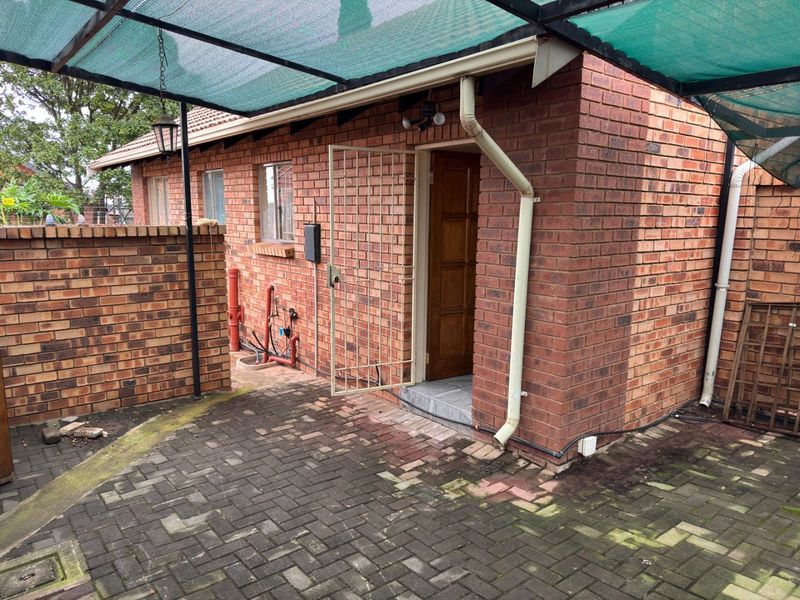 Charming 3 Bedroom Townhouse for sale - Load shedding Free Zone  - Photo 4