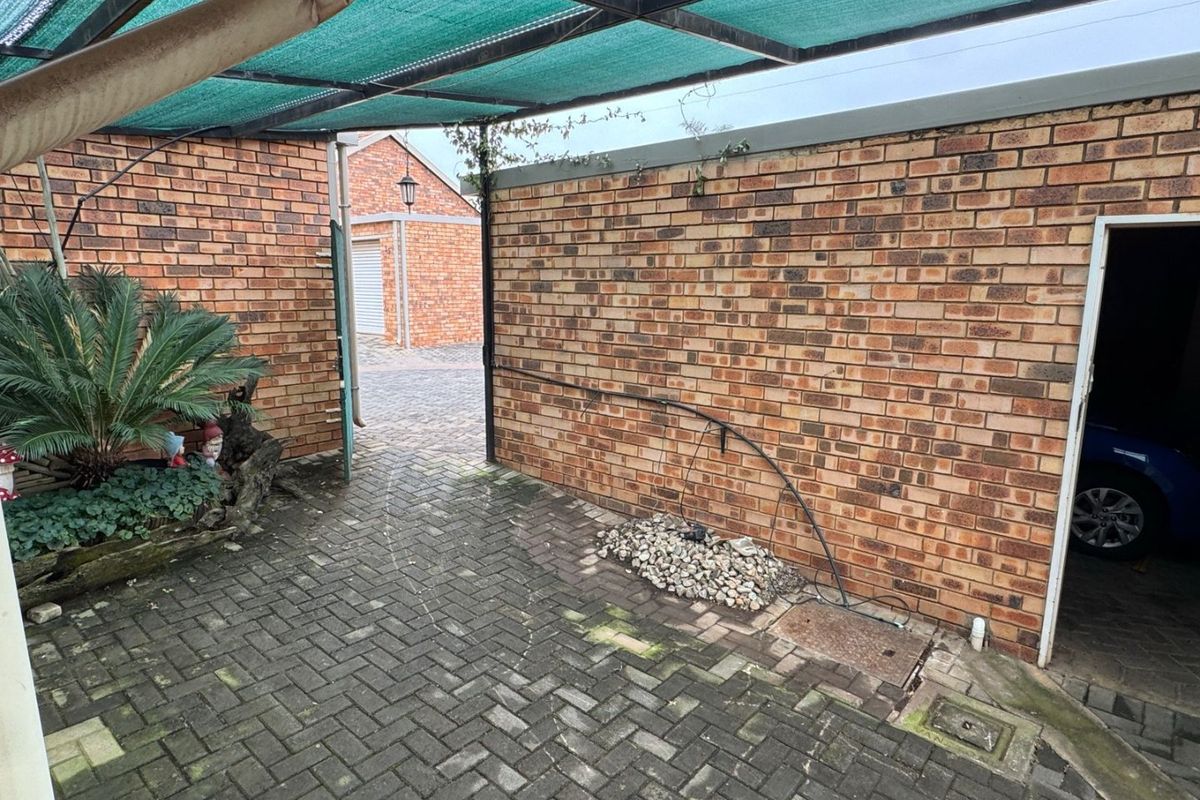 Charming 3 Bedroom Townhouse for sale - Load shedding Free Zone  - Photo 5