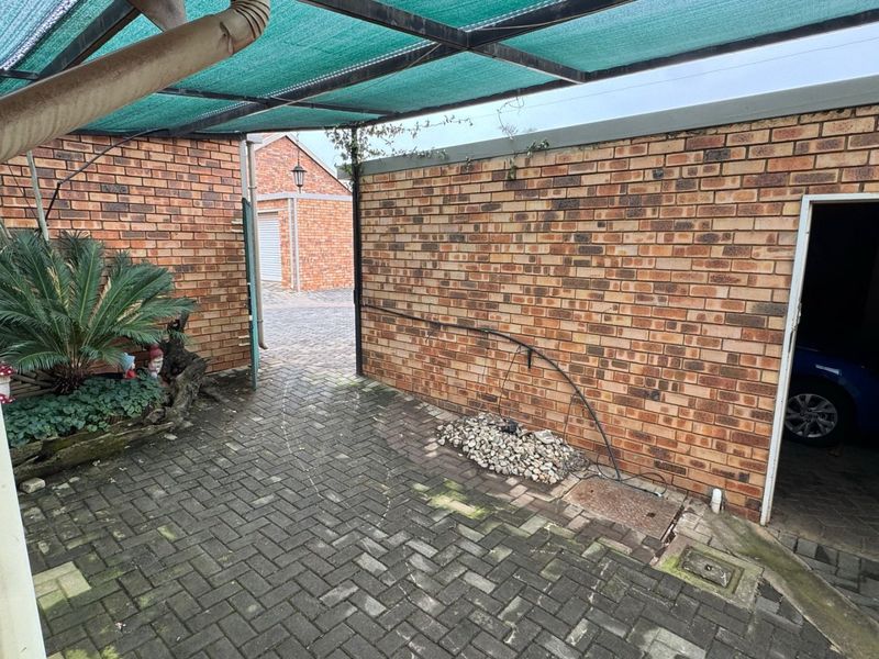 Charming 3 Bedroom Townhouse for sale - Load shedding Free Zone  - Photo 5