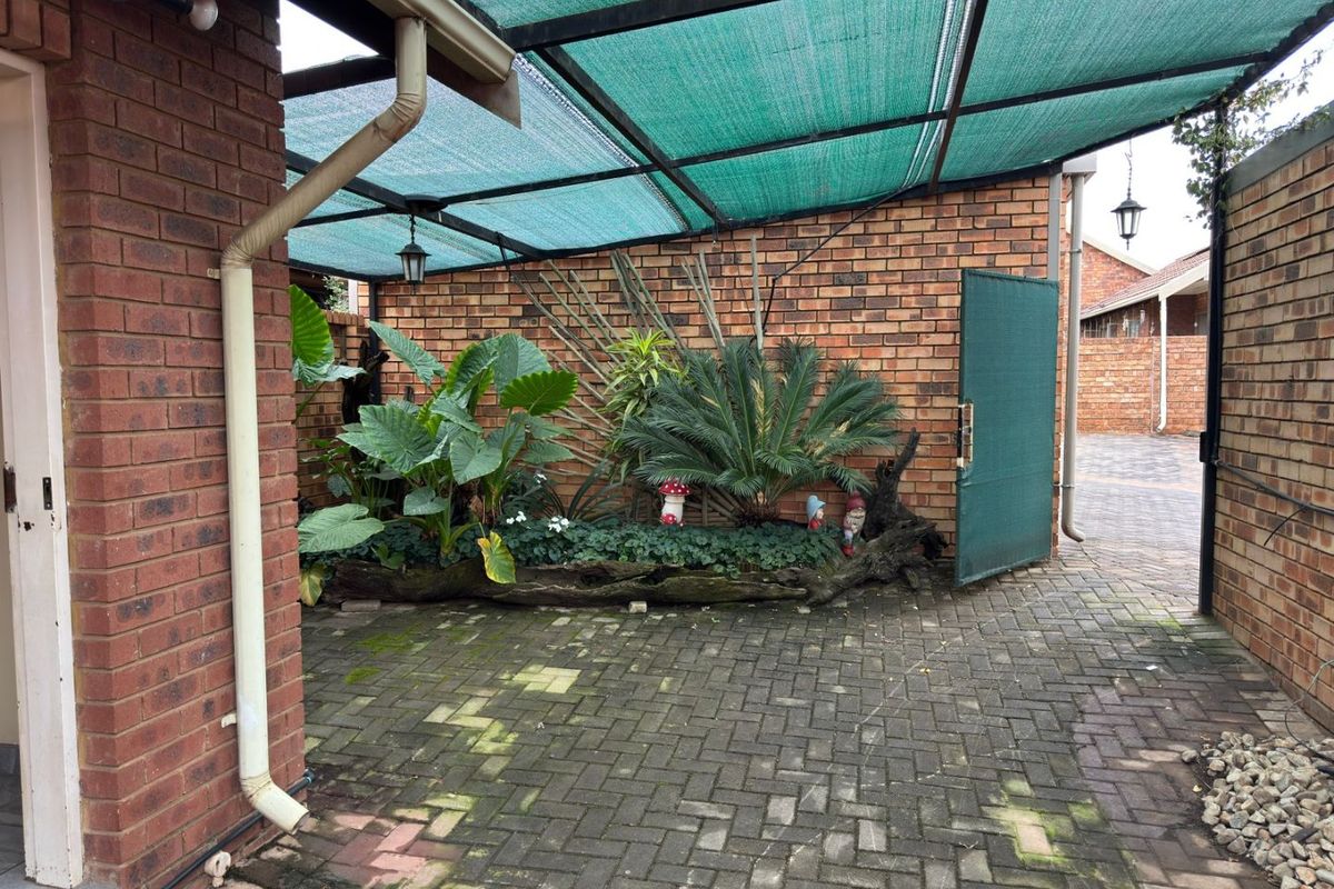 Charming 3 Bedroom Townhouse for sale - Load shedding Free Zone  - Photo 3