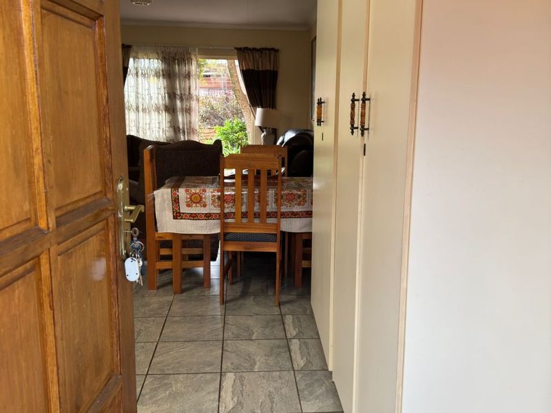 Charming 3 Bedroom Townhouse for sale - Load shedding Free Zone  - Photo 6