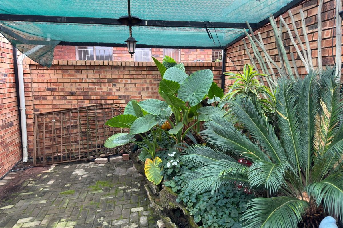 Charming 3 Bedroom Townhouse for sale - Load shedding Free Zone  - Photo 2