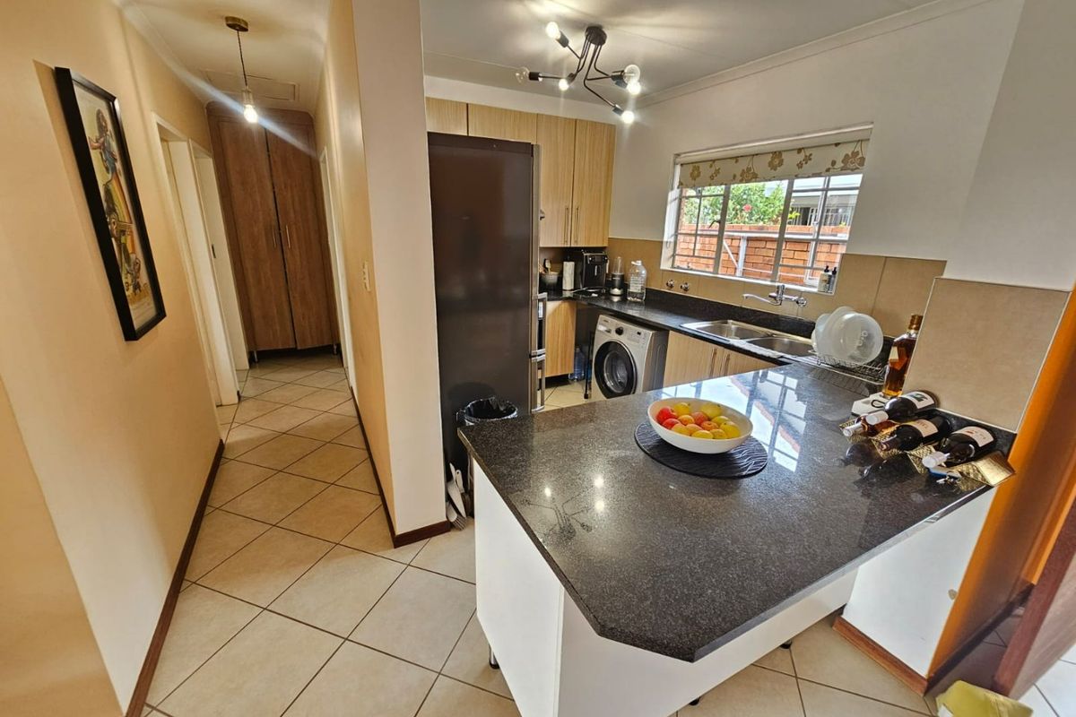 A Beautiful and Spacious 2 bedroom 2 bathroom simplex for sale in Monavoni  - Photo 4