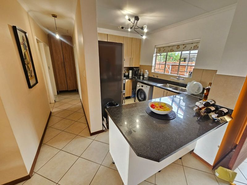 A Beautiful and Spacious 2 bedroom 2 bathroom simplex for sale in Monavoni  - Photo 4