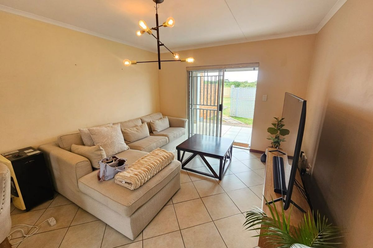 A Beautiful and Spacious 2 bedroom 2 bathroom simplex for sale in Monavoni  - Photo 2