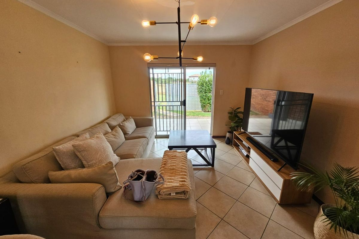 A Beautiful and Spacious 2 bedroom 2 bathroom simplex for sale in Monavoni  - Photo 3