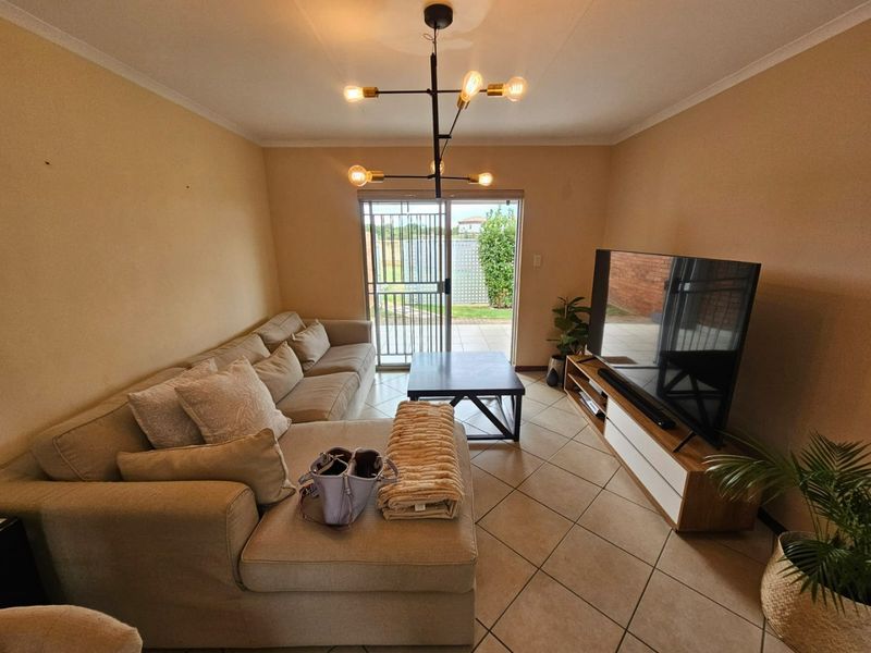 A Beautiful and Spacious 2 bedroom 2 bathroom simplex for sale in Monavoni  - Photo 3