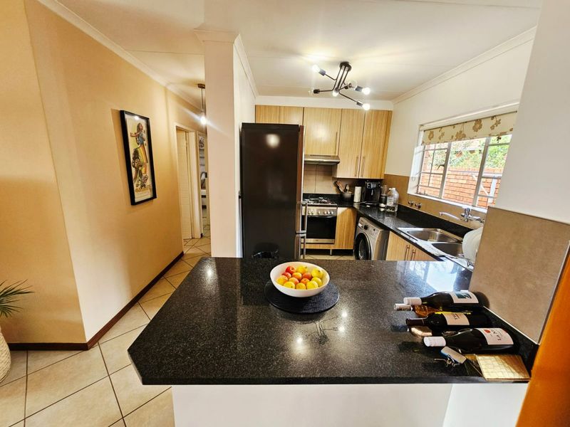 A Beautiful and Spacious 2 bedroom 2 bathroom simplex for sale in Monavoni  - Photo 6