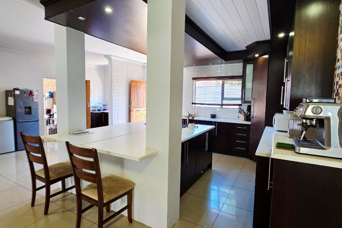 Stunning 3-Bedroom Family Home in Adamayview - Photo 2