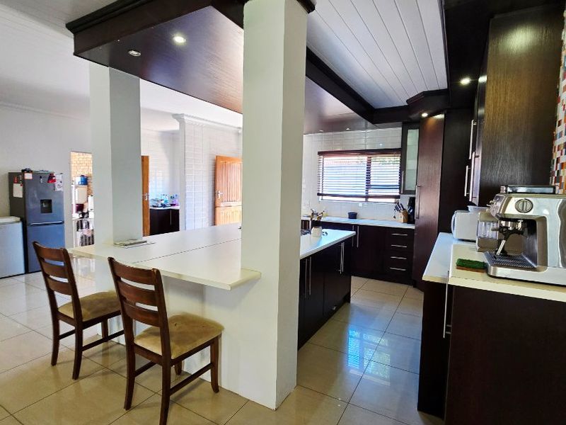 Stunning 3-Bedroom Family Home in Adamayview - Photo 2