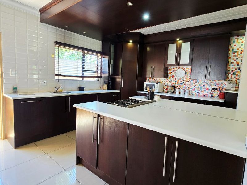 Stunning 3-Bedroom Family Home in Adamayview - Photo 10