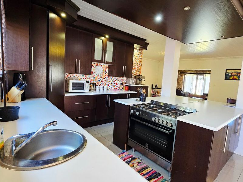 Stunning 3-Bedroom Family Home in Adamayview - Photo 8