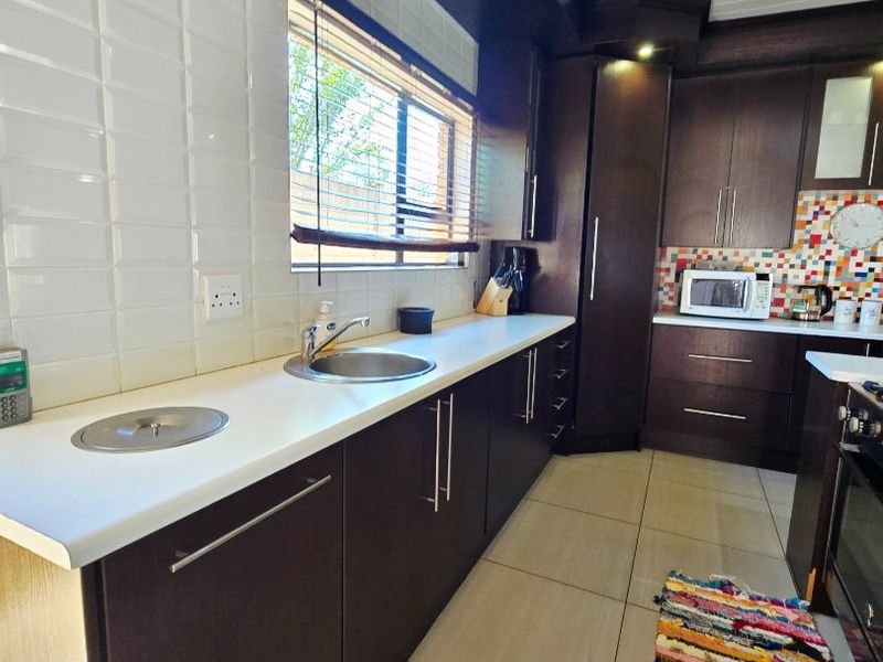 Stunning 3-Bedroom Family Home in Adamayview - Photo 9