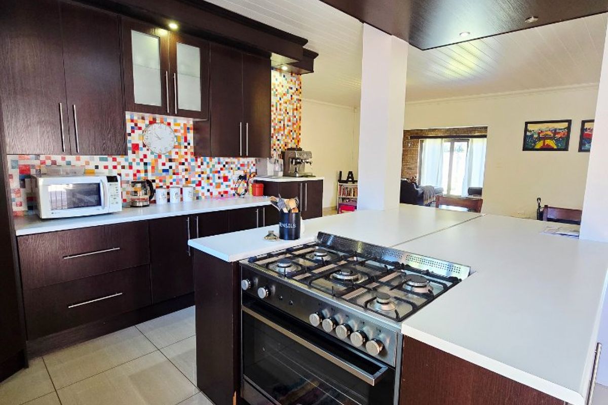 Stunning 3-Bedroom Family Home in Adamayview - Photo 5