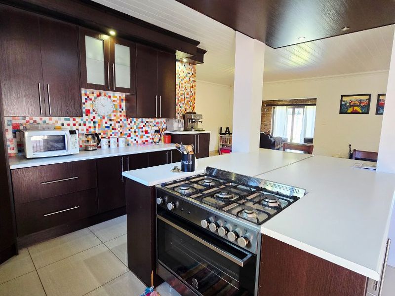 Stunning 3-Bedroom Family Home in Adamayview - Photo 5