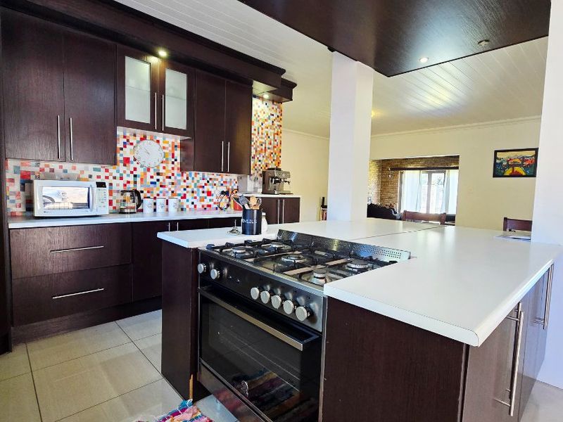 Stunning 3-Bedroom Family Home in Adamayview - Photo 7