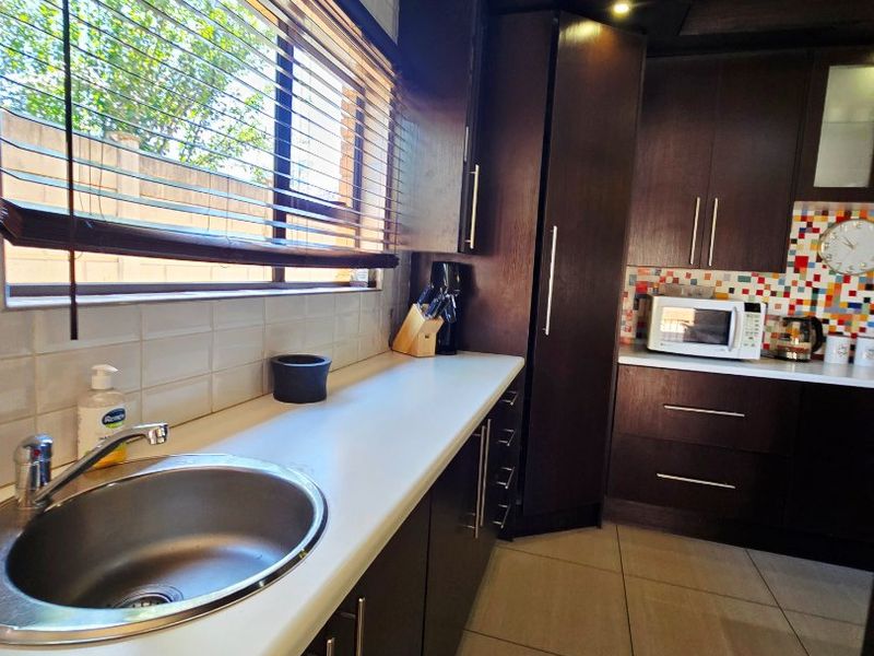 Stunning 3-Bedroom Family Home in Adamayview - Photo 6