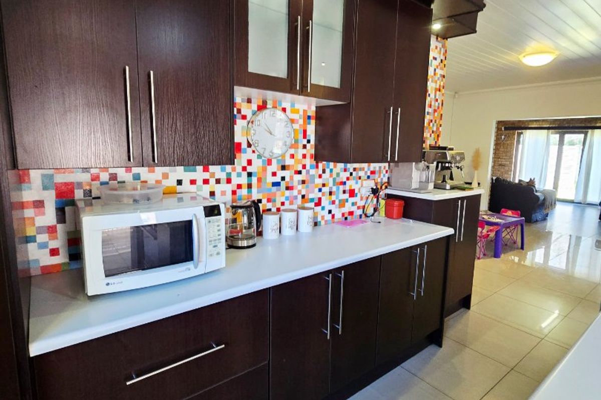 Stunning 3-Bedroom Family Home in Adamayview - Photo 4