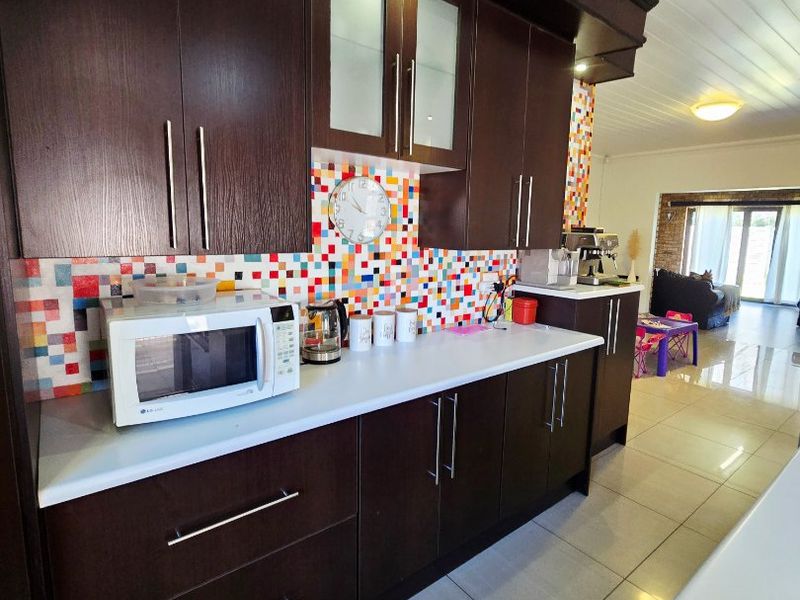 Stunning 3-Bedroom Family Home in Adamayview - Photo 4