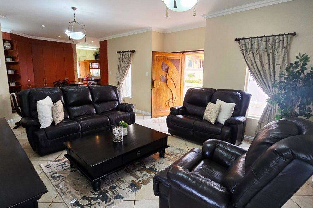 3 Bed House in Wilkoppies for Sale - Photo 2