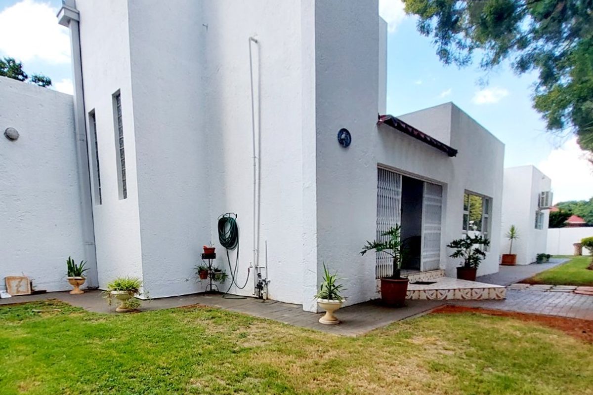 3 Bed House in Flamwood for Sale - Photo 2