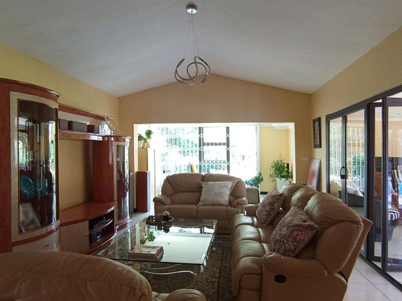 4 Bedroom House for Sale in Lyttelton Manor - Photo 4