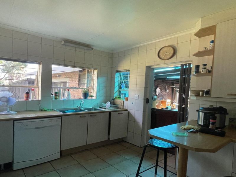 4 Bedroom House for Sale in Lyttelton Manor - Photo 3