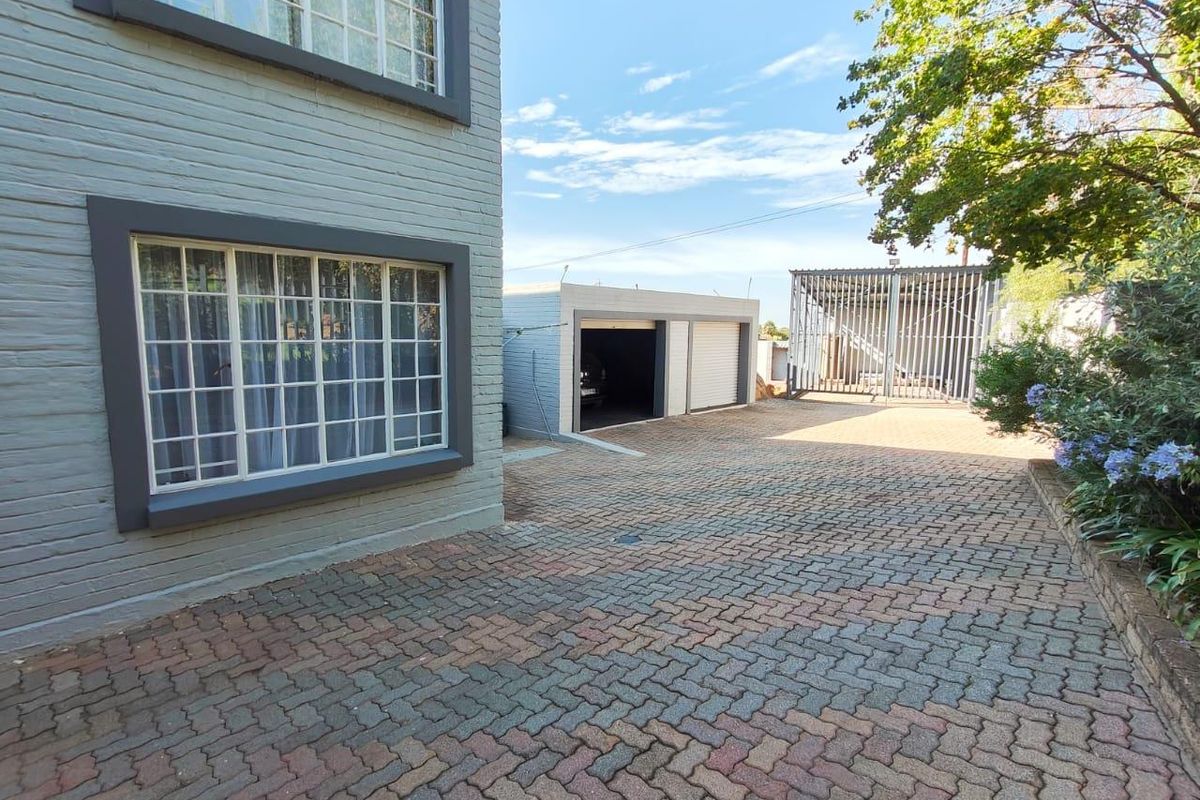 Charming 6-Bedroom Home in Tranquil Vaal Marina - Photo 3