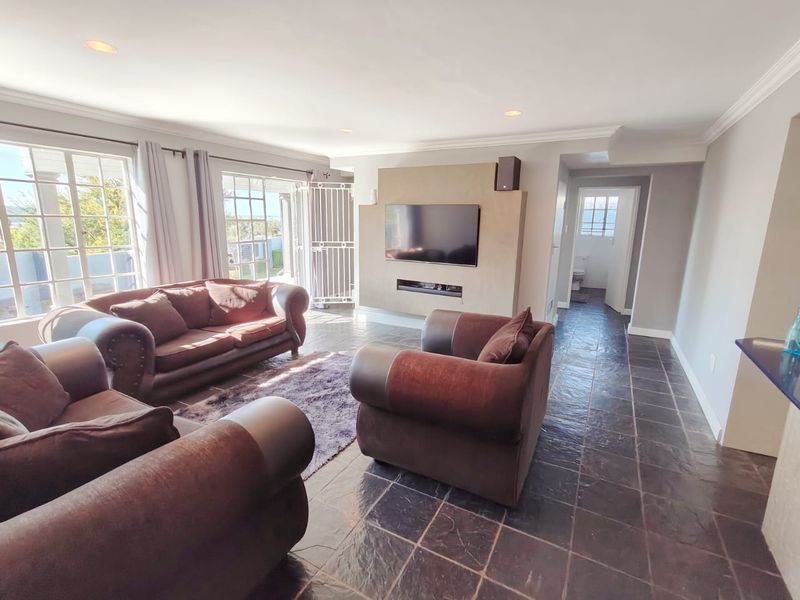 Charming 6-Bedroom Home in Tranquil Vaal Marina - Photo 10