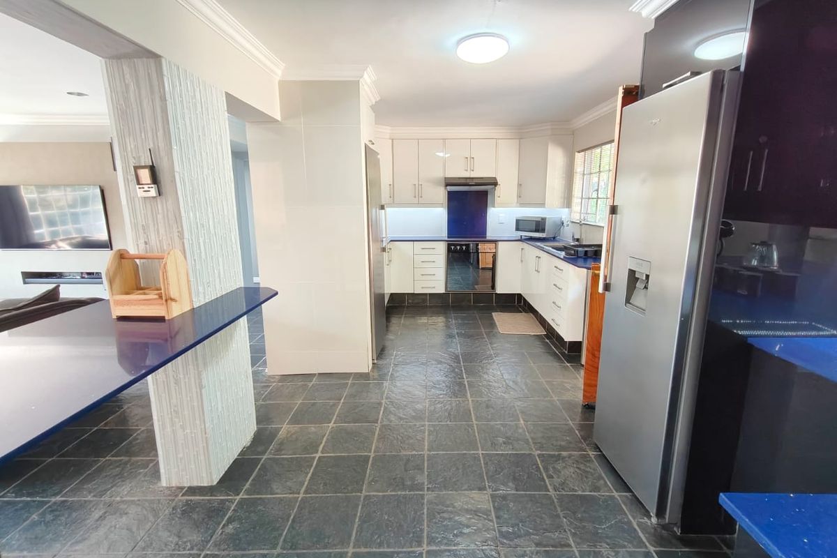 Charming 6-Bedroom Home in Tranquil Vaal Marina - Photo 5