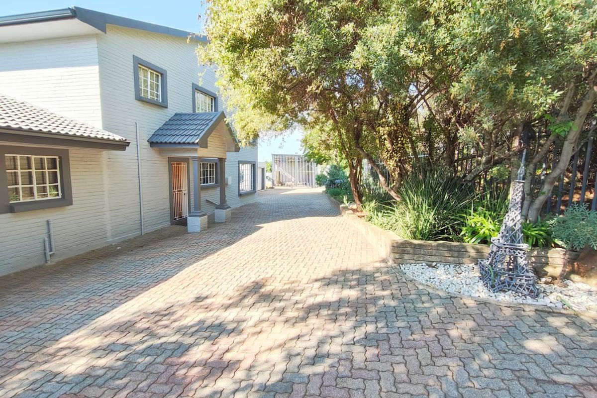 Charming 6-Bedroom Home in Tranquil Vaal Marina - Photo 2