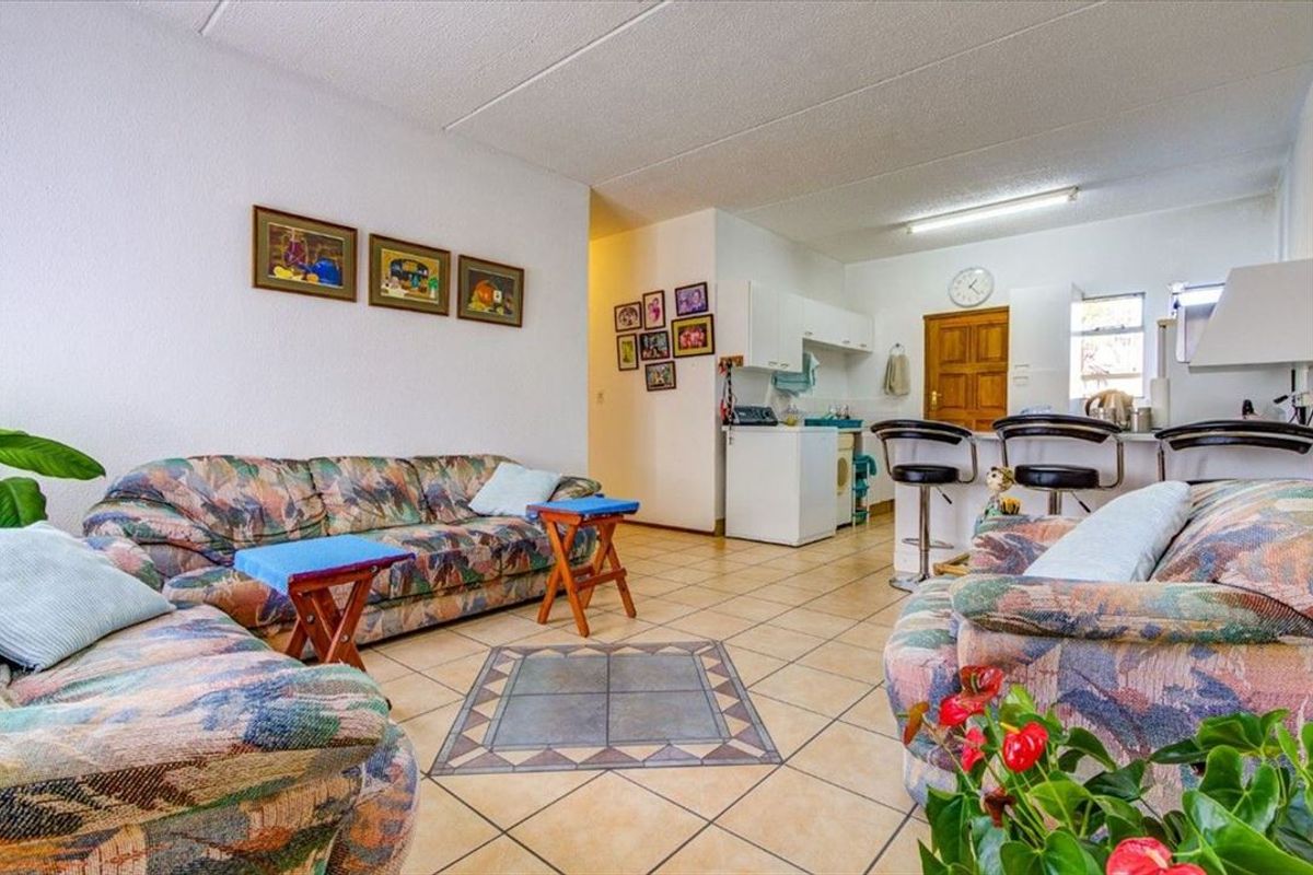 Relaxed Family Living With Sparkling Pool - Photo 2