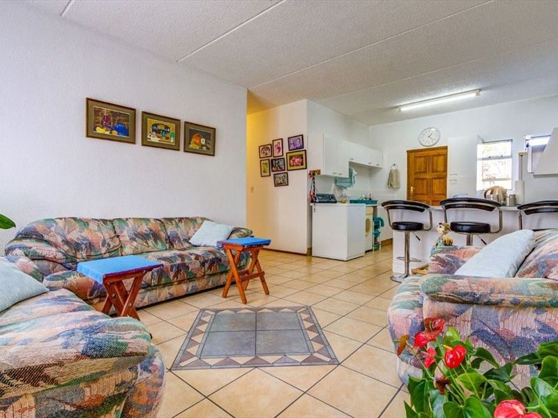 Relaxed Family Living With Sparkling Pool - Photo 2