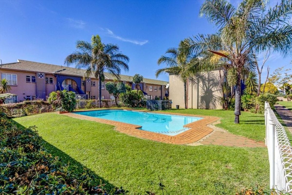 Relaxed Family Living With Sparkling Pool - Photo 3