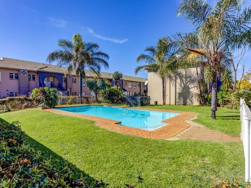 Relaxed Family Living With Sparkling Pool - Photo 3