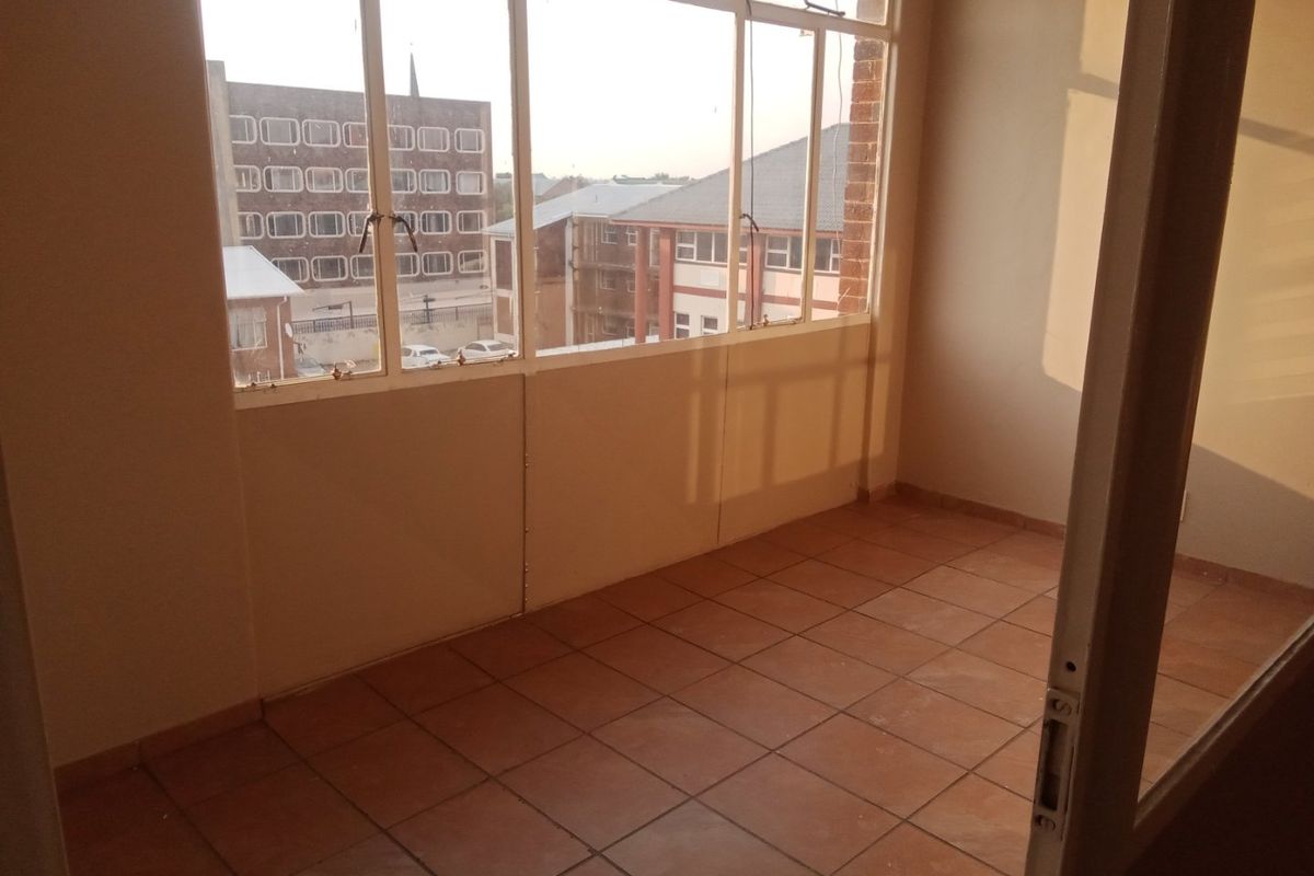 1 Bedroom and 1 Bathroom Flat  - Photo 5