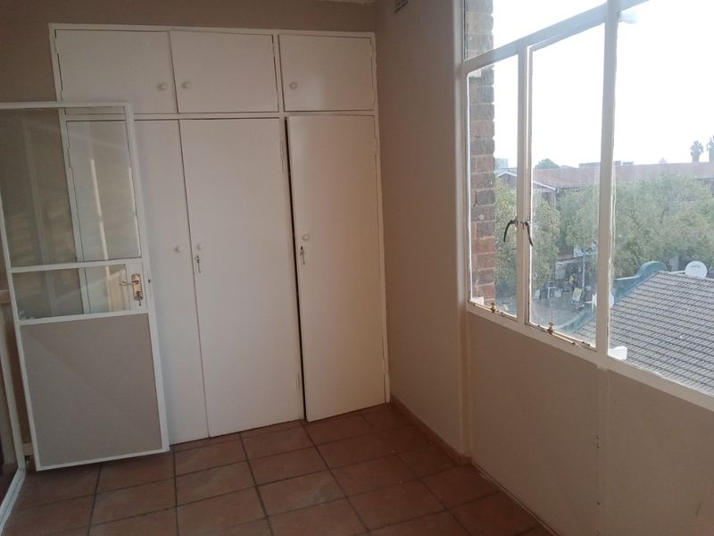 1 Bedroom and 1 Bathroom Flat  - Photo 7
