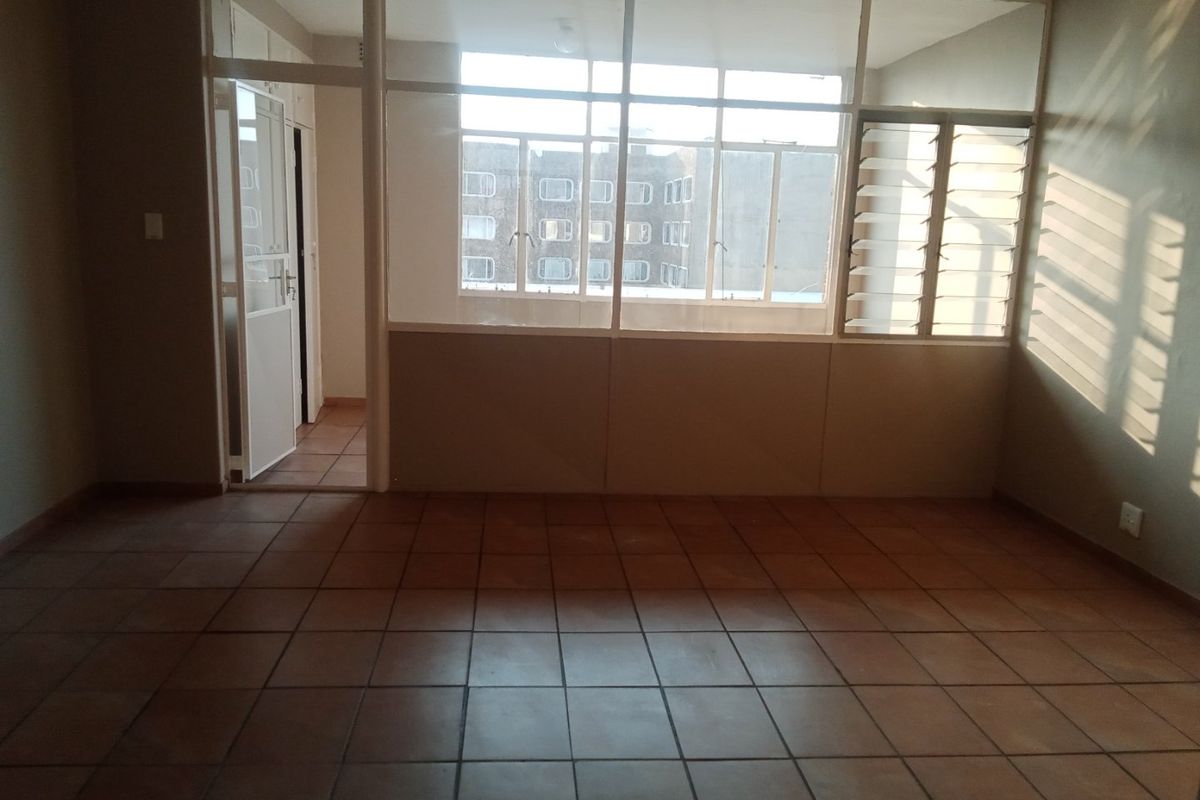 1 Bedroom and 1 Bathroom Flat  - Photo 4