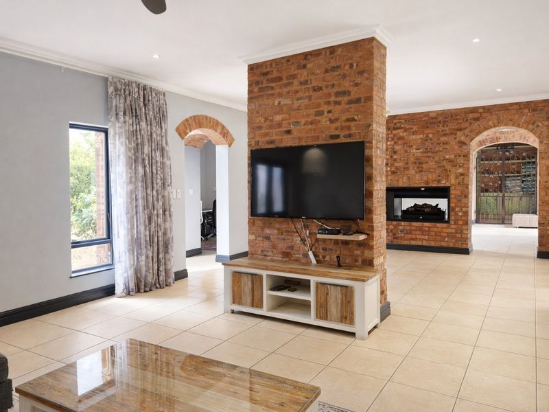 Stylish Family Residence in Secure Sunward Park Estate - Photo 5