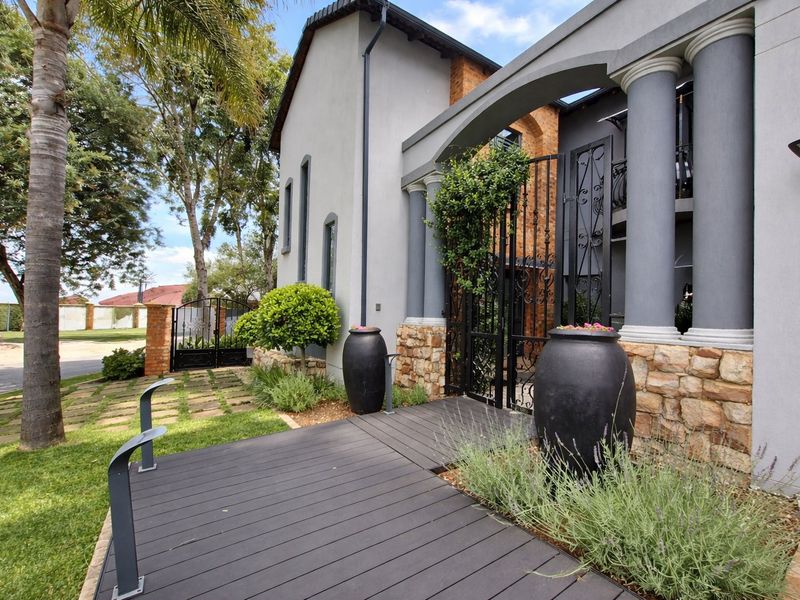Stylish Family Residence in Secure Sunward Park Estate - Photo 3