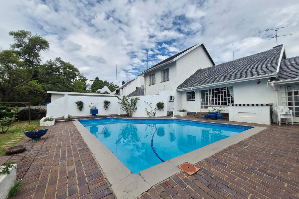 Charming Airy  North - Facing  Freestanding Home With Stunning Garden And Sparkling Pool In Sort After Area  - Photo 2