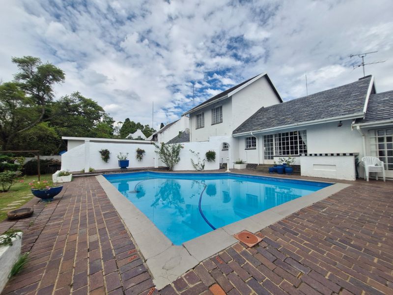 Charming Airy  North - Facing  Freestanding Home With Stunning Garden And Sparkling Pool In Sort After Area  - Photo 2