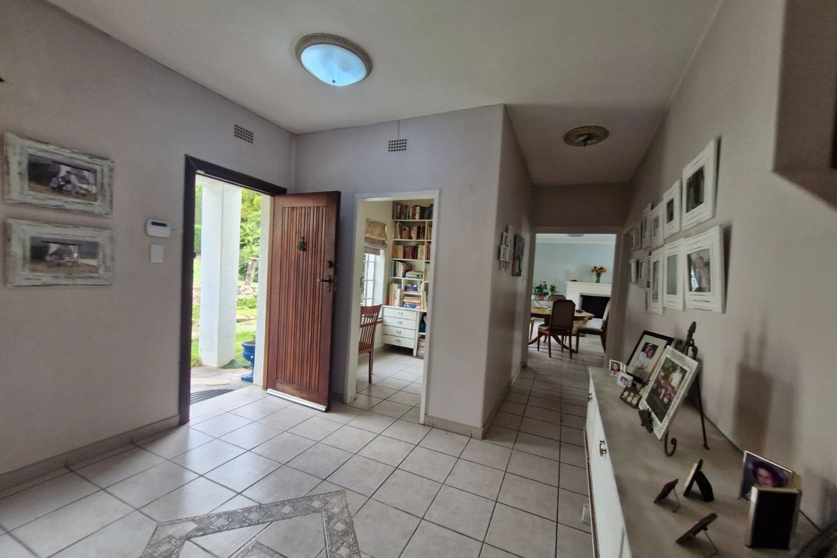 Charming Airy  North - Facing  Freestanding Home With Stunning Garden And Sparkling Pool In Sort After Area  - Photo 5